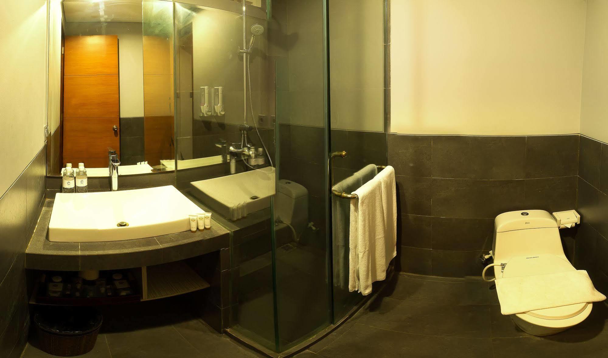 Transera Kamini Legian Hotel מראה חיצוני תמונה