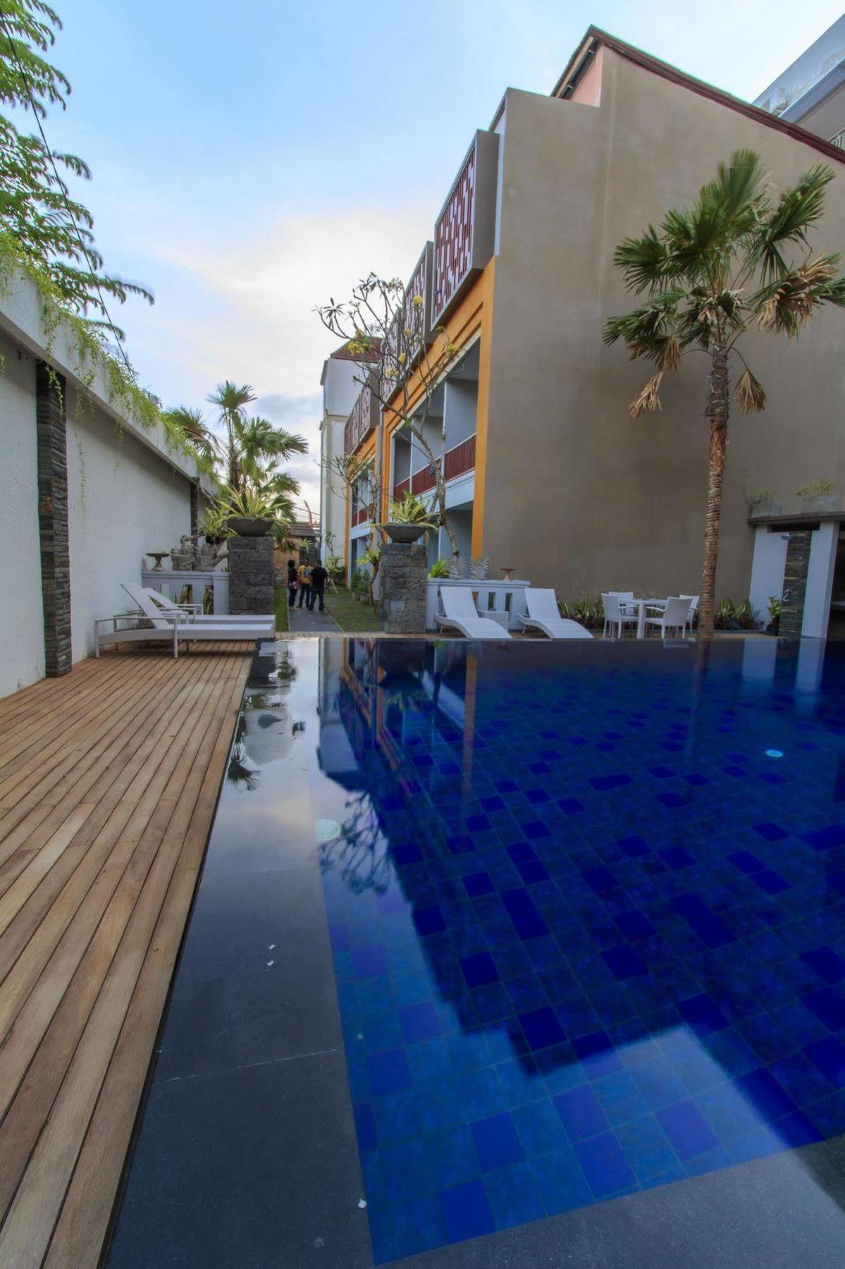 Transera Kamini Legian Hotel מראה חיצוני תמונה